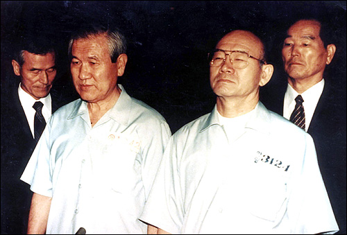 전두환 전 대통령과 노태우 전 대통령이 1996년 12월 16일 나란히 서서 '5.18재판'을 받고 있다.